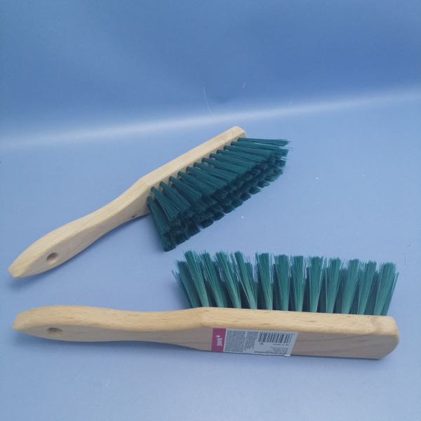 Щетка - сметка деревянная для уборки, ручка 18 см, длина щетины 6 см, ширина 4 см.